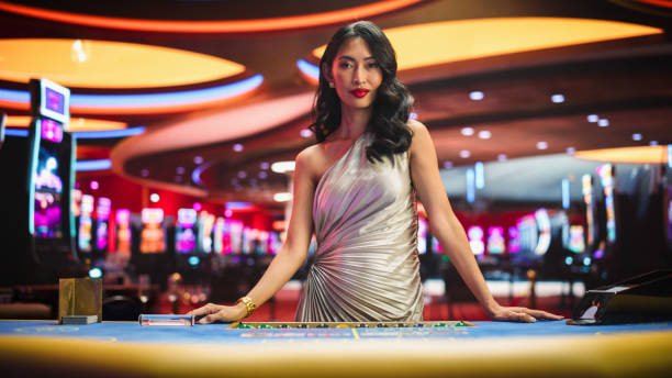 jdbyg com Live Casino တွင် Roulette ဘီးလည်ပတ်နေသော live dealer table မြင်ကွင်း
